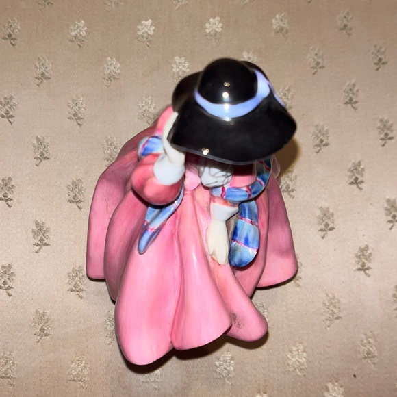 Royal Doulton "Top o' the Hill" bone china figurine, excellent condition. - Picture 9 of 9